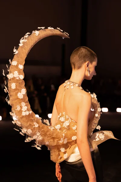 Look 16